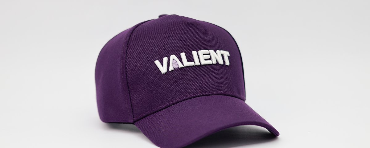 Boné roxo com logotipo bordado em alto relevo — personalização corporativa Showa Bonés