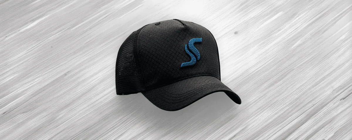 Boné trucker preto com logotipo bordado — modelo produzido pela Showa Bonés