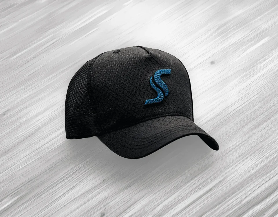 Boné trucker preto com logotipo bordado — modelo produzido pela Showa Bonés