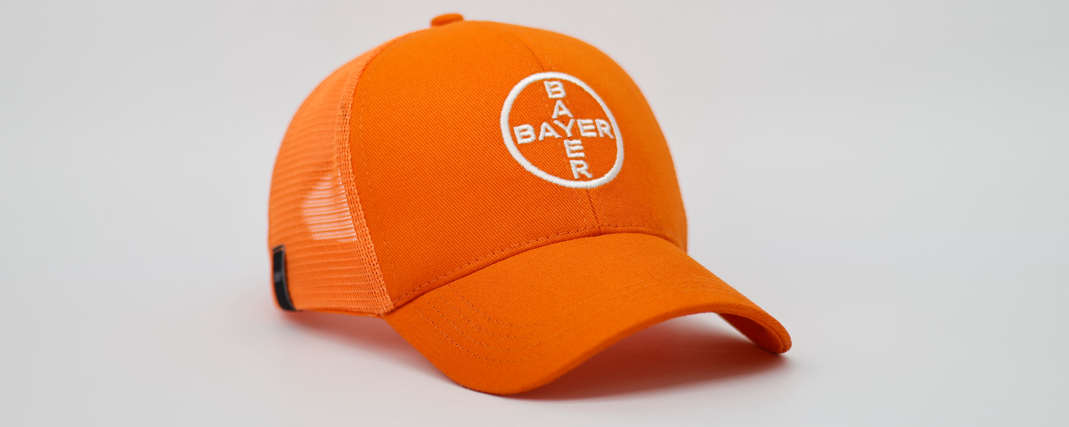 Boné trucker laranja com bordado da Bayer — boné personalizado para o agronegócio