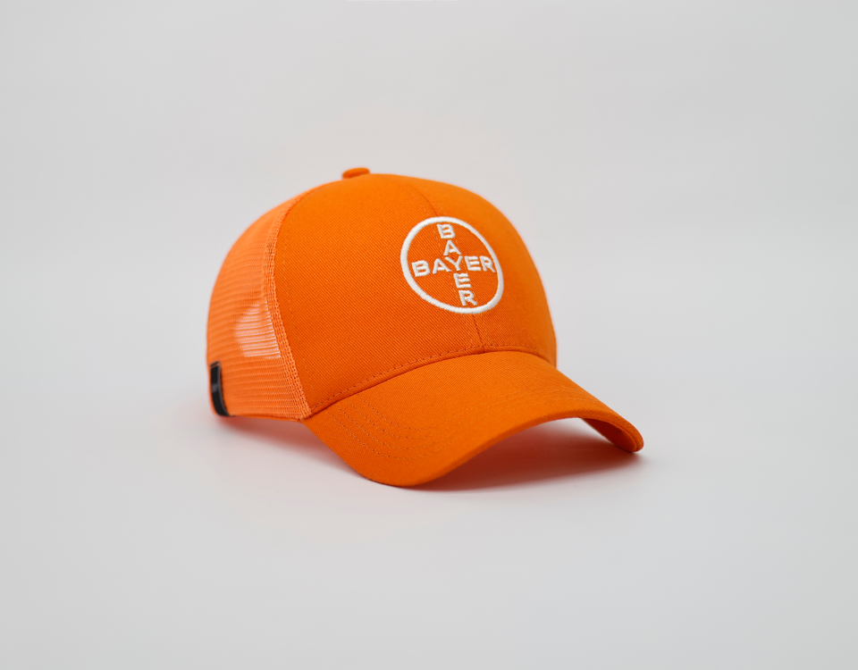 Boné trucker laranja com bordado da Bayer — boné personalizado para o agronegócio