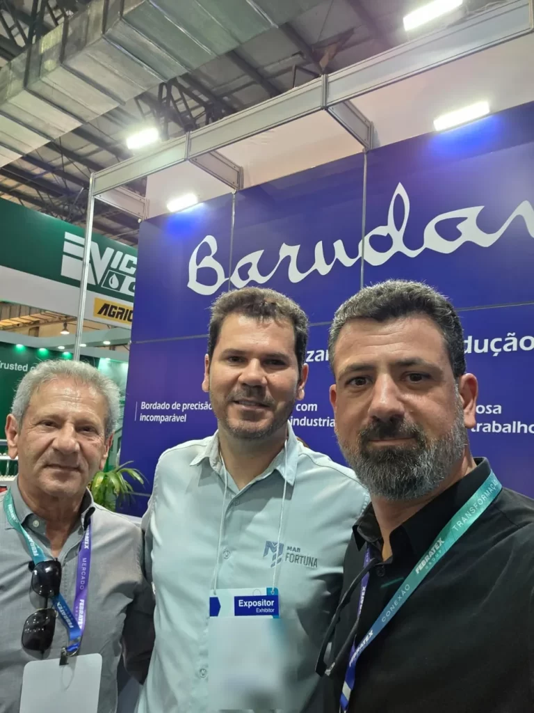 Mathias, fundador da Showa Bonés, com expositores durante a Febratex 2026, em Blumenau