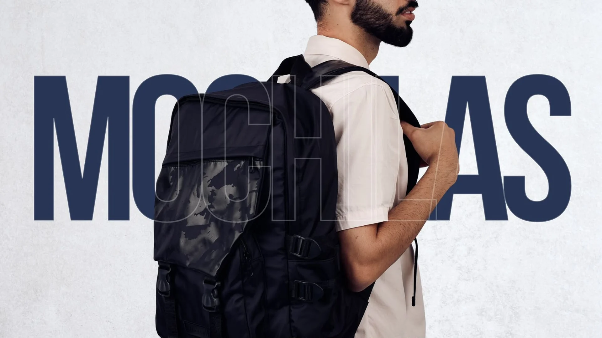 Mochilas personalizadas — homem usando mochila preta produzida pela Showa Bonés
