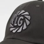 Boné bordado personalizado com a marca aplicada em relevo, produzido pela Showa